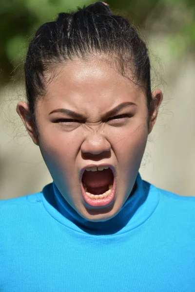 Uma mulher jovem e diversa gritando — Fotografia de Stock