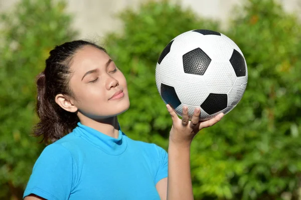 Krásná menšinová osoba s fotbalovým míčkem — Stock fotografie