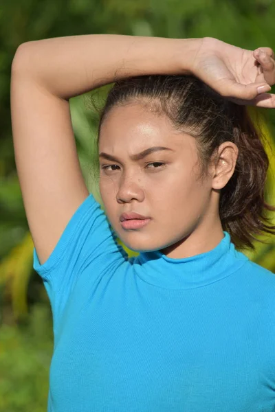 Ένα νεανικό Φιλιππινέζες γυναικεία χαλαρωτικό — Φωτογραφία Αρχείου