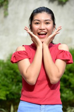 Bir Sürpriz Kadın Genç