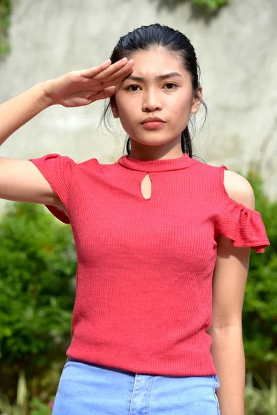 Une jolie asiatique adolescent fille saluant — Photo