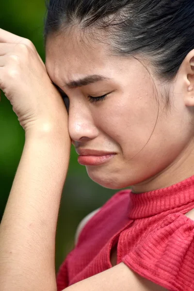 Una donna filippina che piange — Foto Stock