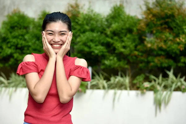 Eine überraschte philippinische Youngsterin — Stockfoto