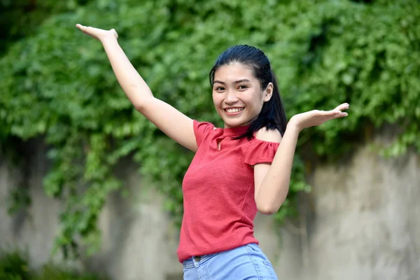 Uma jovem filipina posando Feminino — Fotografia de Stock