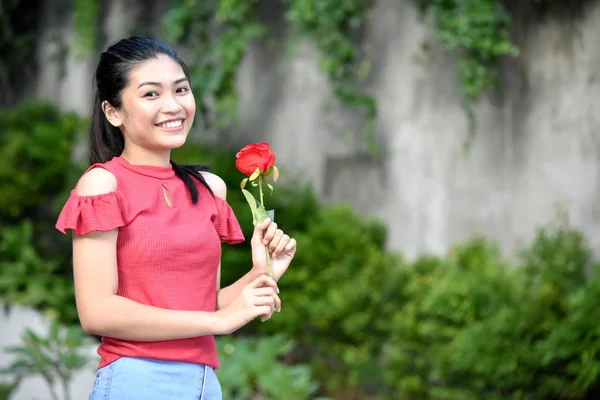 Mladá Filipina žena a štěstí s růží — Stock fotografie