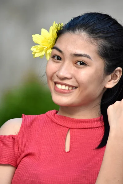 微笑 可爱的 亚洲 青少年 女孩 与 花 — 图库照片