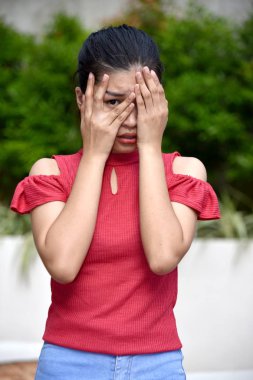 Bir genç kadın korkuyor