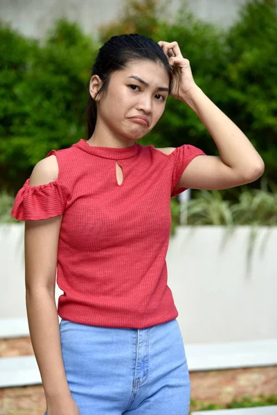 Fiatalos ázsiai női ifjú és zavartság — Stock Fotó