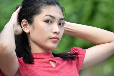 Uzun Saçlı Asyalı Bir Kız