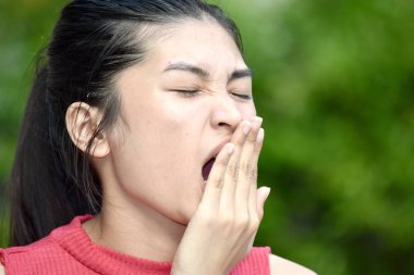 Genç Bir Azınlık Kız Esneme