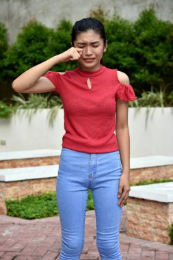 Güzel Bir Asyalı Genç Ağlıyor