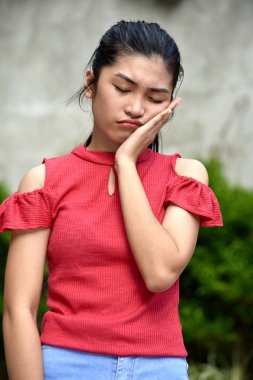 Yorgun Bir Güzel Kadın