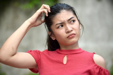 Genç Filipinli Kadın Ve Confusion