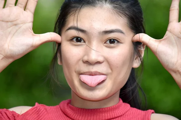 Філіппінкі жінка робить смішні обличчя — стокове фото