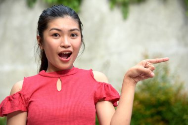 Sivri uçlu güzel bir Asyalı kız.