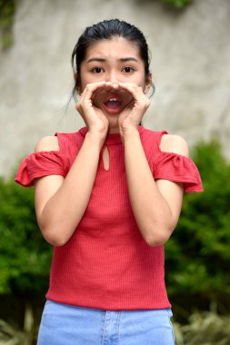 Bir Kadın Genç Bağırıyor