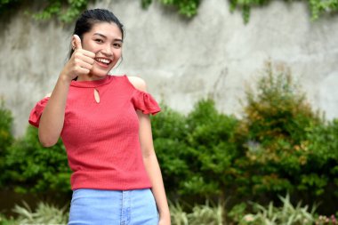 Başparmakları havada şirin bir azınlık çocuğu.