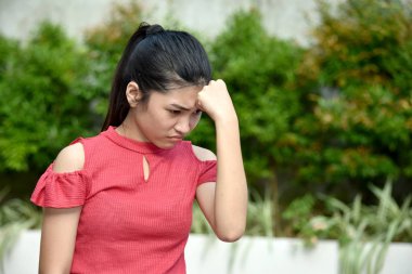 Üzgün Genç Asyalı Bir Kişi