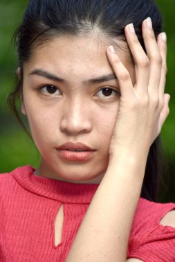 Endişe verici bir genç kadın.