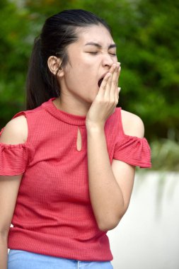 Güzel bir Asyalı Kız Esniyor