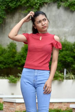 Kafası karışmış Asyalı bir çocuk.