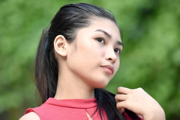 Egy elmélkedő aranyos filippínó tini lány — Stock Fotó