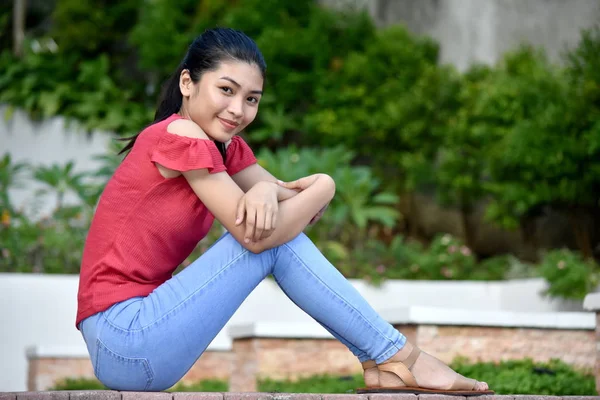 Sedící Filipína dospívající dívka — Stock fotografie