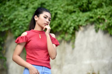 Endişeli Genç Filipinli Bir Kişi