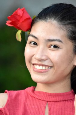 Gülen Genç Bir Kadın Gülle