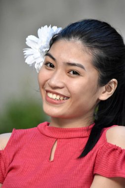 Çiçeklerle gülümseyen bir azınlık kadın