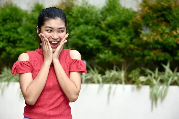 Uma fêmea asiática bonita surpresa — Fotografia de Stock