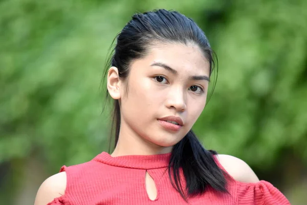 Vážná krásná filipínská mladá žena — Stock fotografie