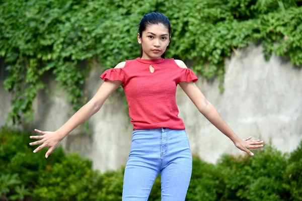 Una bonita mujer filipina bailando — Foto de Stock