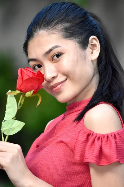 Sérieux adolescent fille avec un rose — Photo