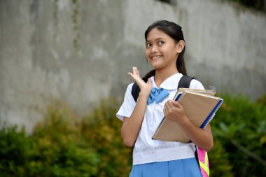 Şaşırmış bir liseli kız.