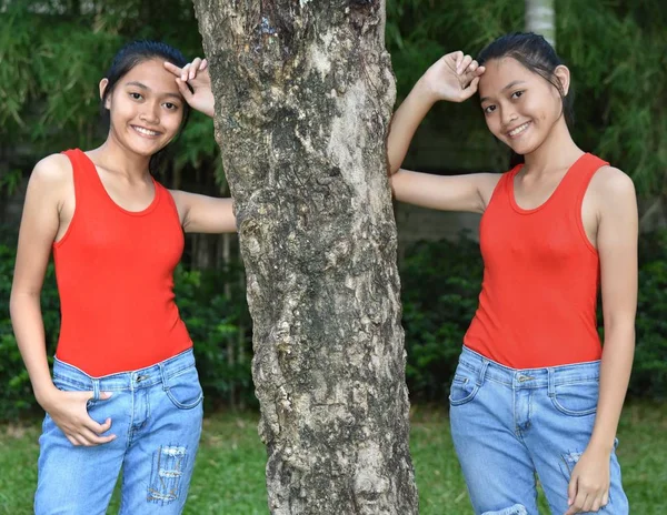 Lächelndes Teenie-Mädchen posiert als Zwillinge — Stockfoto
