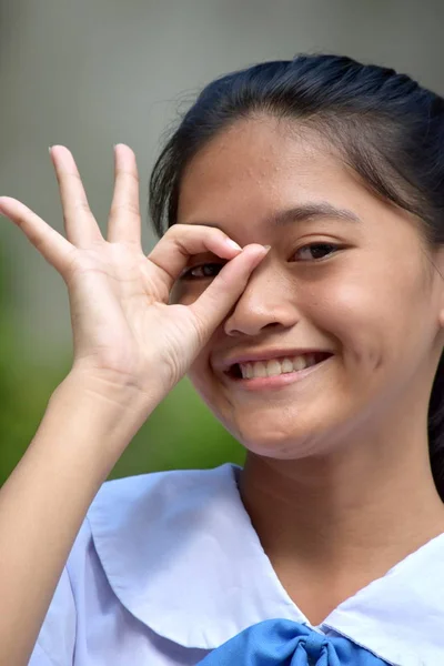 Güzel bir Filipinli Genç Kadın Bakışı — Stok fotoğraf
