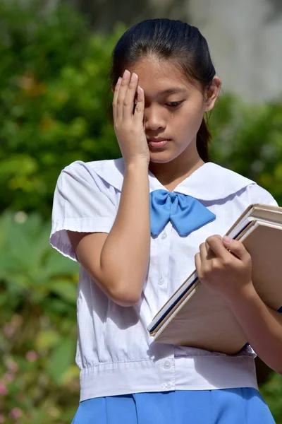 Een schoolmeisje en verdriet — Stockfoto