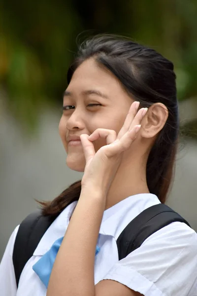 Muito asiático menina estudante e ok sinal — Fotografia de Stock