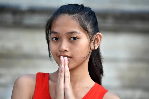 Une belle jeunesse philippine priant — Photo