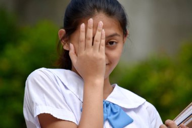 Utangaç bir Filipinli Kadın Öğrenci