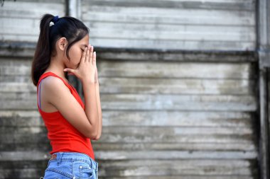 Bir Genç Kadın ve Sessizlik