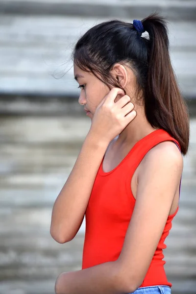 Приваблива філіппінська дівчина і самотність — стокове фото
