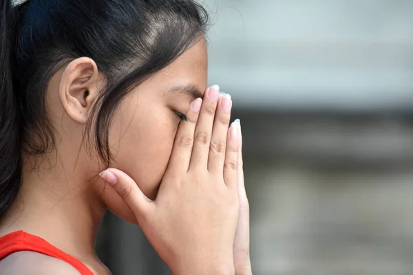 Uma bela menina adolescente filipina silenciosa — Fotografia de Stock