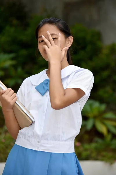 Envergonhado jovem Filipina Pessoa com livros escolares — Fotografia de Stock