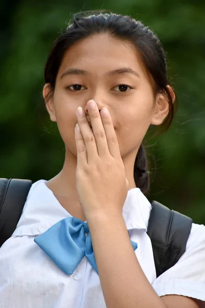 Tímido bonito asiático estudante adolescente escola menina — Fotografia de Stock