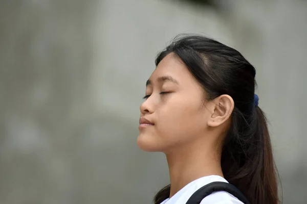 Uma menina estudante se perguntando — Fotografia de Stock