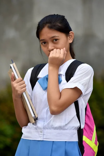 Μια όμορφη μαθήτρια φοβάται — Φωτογραφία Αρχείου