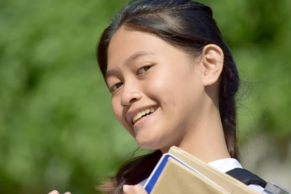 Uma menina bonita da escola sorrindo — Fotografia de Stock