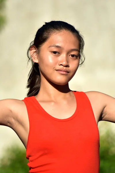 Uma séria filipina fêmea juvenil — Fotografia de Stock